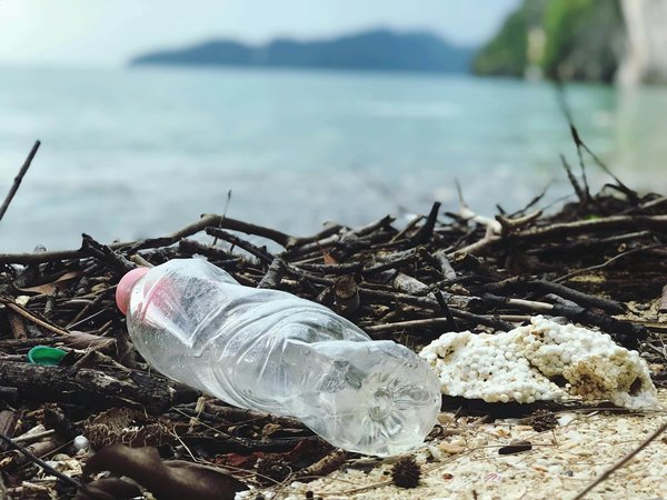 Comment élaborer un plan d'action pour réduire les déchets plastiques dans une petite ville ?